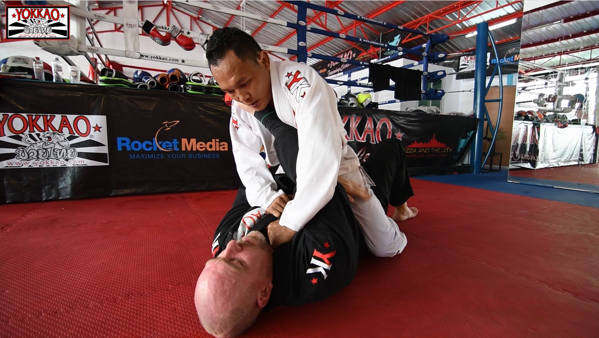 Saenchai trains Brazialian Jiu Jitsu in Bangkok!-Yokkao Thailand Store